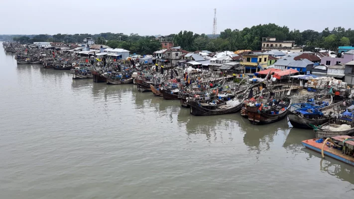 নিষেধাজ্ঞা শেষ হতে যাওয়ায় সাগরে যেতে নৌকা প্রস্তুত রাখা হয়েছে। ছবি: আজকের পত্রিকা