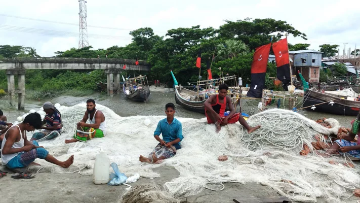 মাছ শিকারে হাতিয়ার ৪২টি ছোট-বড় ঘাট থেকে মাছ শিকারে নামবেন লক্ষাধিক জেলে।