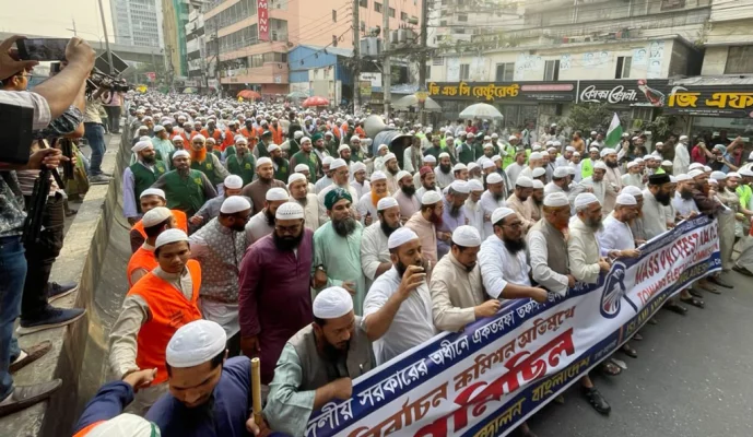 শান্তিনগর মোড়ে পুলিশের বাধার মুখে পড়ে ইসলামী আন্দোলনের মিছিল। ছবি: আজকের পত্রিকা