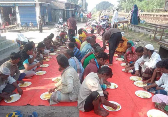 প্রতিদিন তিন শতাধিক মানুষকে দুপুরের খাবার দেওয়া হয়। ছবি: আজকের পত্রিকা