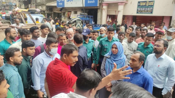 সংকটের অজুহাতে দাম বেড়ে যাওয়ায় আজ শনিবার চট্টগ্রাম নগরীর পাইকারি বাজার খাতুনগঞ্জের পেঁয়াজের আড়তে জাতীয় ভোক্তা অধিকার সংরক্ষণ অধিদপ্তরের অভিযান 