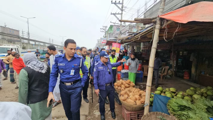 মহাসড়কের পাশে ফুটপাত দখল করে থাকা অবৈধ দোকানপাট উচ্ছেদ করা হয়। ছবি: আজকের পত্রিকা