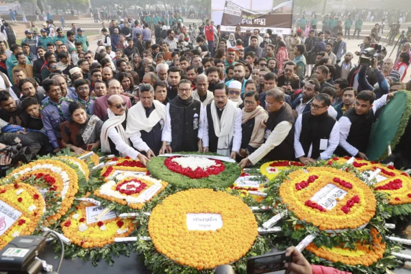 রায়েরবাজার বধ্যভূমিতে শ্রদ্ধা নিবেদন করেন আওয়ামী লীগের সাধারণ সম্পাদক ওবায়দুল কাদের, যুগ্ম-সাধারণ সম্পাদক হাছান মাহমুদ, জ্যেষ্ঠ নেতা আব্দুর রাজ্জাক, জাহাঙ্গীর কবির নানক ও অন্যরা