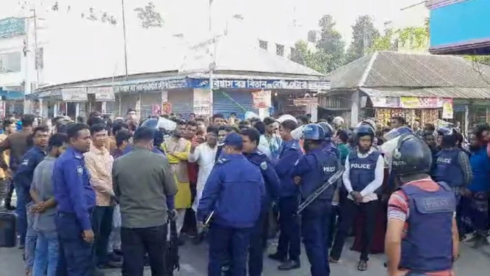 পরিস্থিতি নিয়ন্ত্রণে ঘটনাস্থলে পুলিশ যায়।