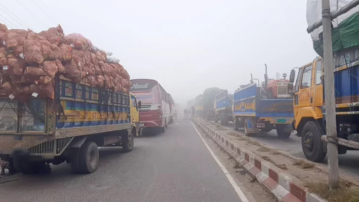 ফেরি চলাচল বন্ধ হওয়ায় ঘাট এলাকায় অর্ধশত যানবাহন আটকা পড়ে