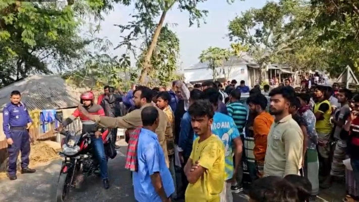 দুই পক্ষের সমর্থকেরা। ছবি: সংগৃহীত