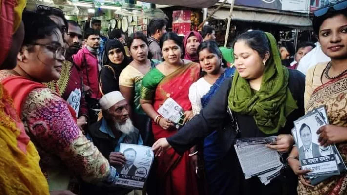 হাছান মাহমুদের মেয়ে প্রচারপত্র বিতরণ করেন। ছবি: সংগৃহীত