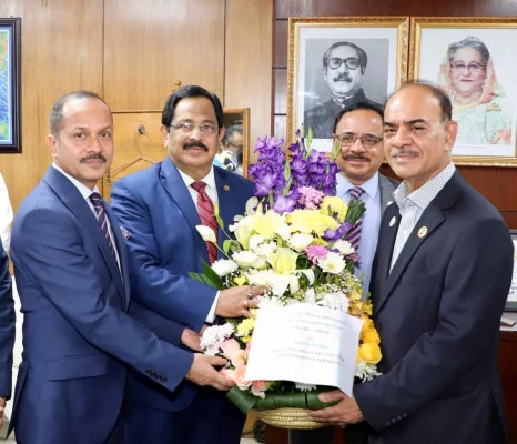 মন্ত্রীকে ফুল দিয়ে শুভেচ্ছা জানান বিমানের চেয়ারম্যান ও ব্যবস্থাপনা পরিচালক। ছবি: আজকের পত্রিকা