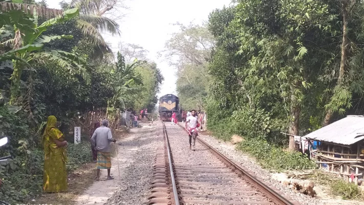 রেললাইনে ফাটল দেখা দেওয়ায় ধীর গতিতে চলাচল করে ট্রেন।