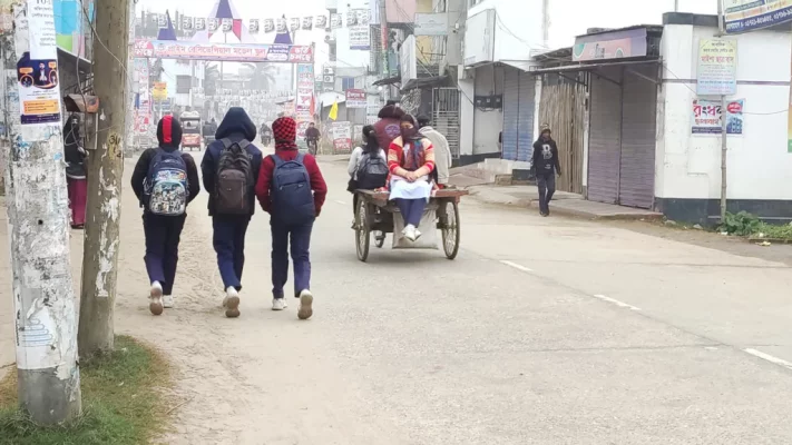  শীতের সকালে হেঁটে স্কুলে যাচ্ছে কয়েকজন শিক্ষার্থী