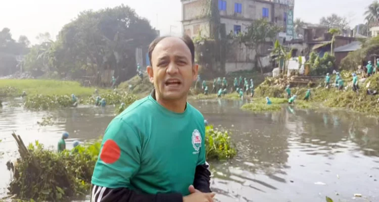 ব্যারিস্টার সুমনের উদ্যোগে খোয়াই নদীতে চলছে পরিষ্কারের কাজ। ছবি: আজকের পত্রিকা