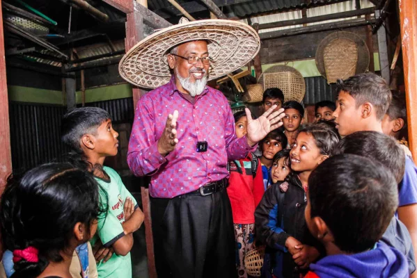 শিশুদের সঙ্গে মতিন সৈকতের আনন্দঘন মুহূর্ত