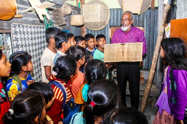 শিশুদের মাছ ধরার কৌশল শেখাতে ব্যস্ত মতিন সৈকত