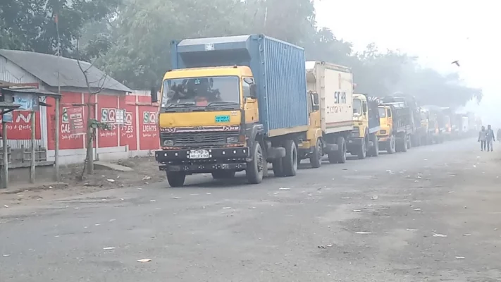 ফেরি চলাচল বন্ধ থাকায় ঘাট এলাকায় বেশ কিছু যানবাহন আটকা পড়ে। ছবি: আজকের পত্রিকা