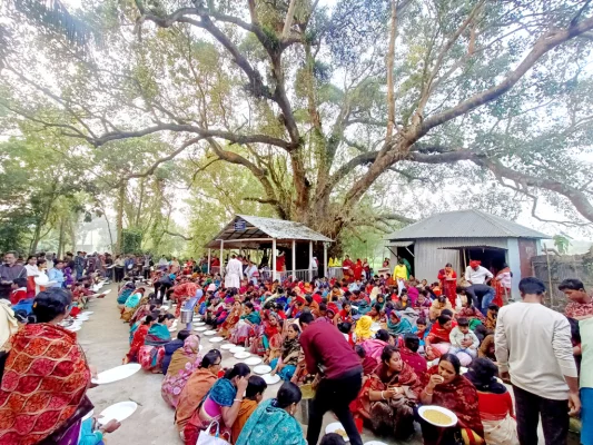 উৎসবে কয়েক হাজার দর্শনার্থীকে একসঙ্গে খাবার দেওয়া হয়। ছবি: আজকের পত্রিকা