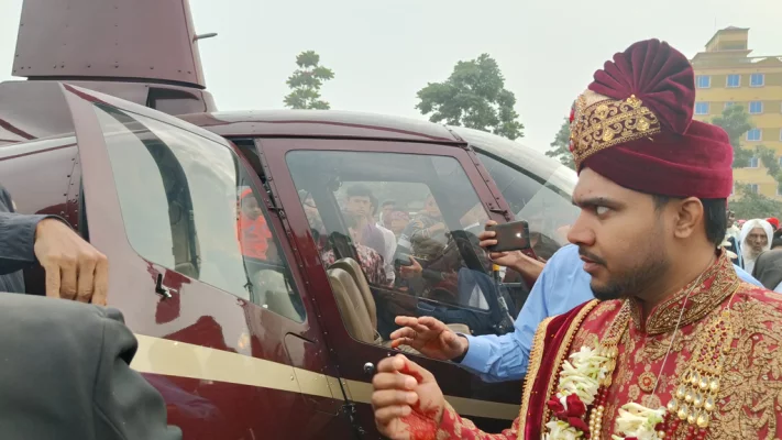 সরাইলে হেলিকপ্টারে চড়ে গিয়ে প্রবাসীর বিয়ে। ছবি: আজকের পত্রিকা