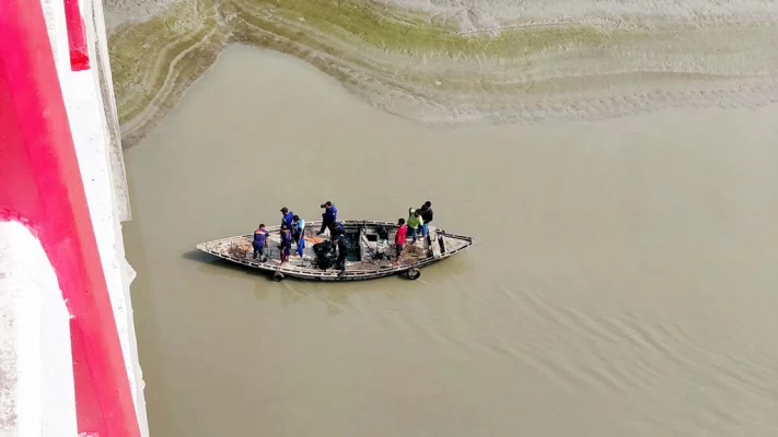 দুই সহোদর ভাইকে গলা কেটে হত্যার রহস্য উদ্‌ঘাটনে একটি চাকু খুঁজতে অভয়নগরের ভৈরব নদে নেমেছে মাগুরা পুলিশ। ছবি: আজকের পত্রিকা