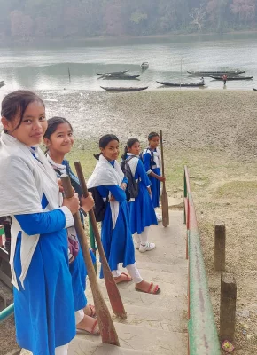 কর্ণফুলী নদীর তীরে বইঠা হাতে কলাবুনিয়া পাড়ার শিক্ষার্থীরা। আজ রোববার সকালের দৃশ্য। ছবি: আজকের পত্রিকা