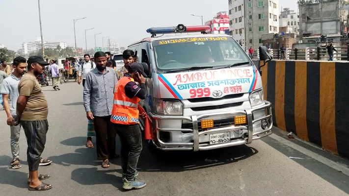 পোস্তগোলা সেতুর সংস্কার কাজ শুরু হওয়ায় সেতুর ওপর দিয়ে চলাচলরত ভারী ও হালকাসহ সব ধরনের যানবাহন চলাচল বন্ধ। ছবি: আজকের পত্রিকা  