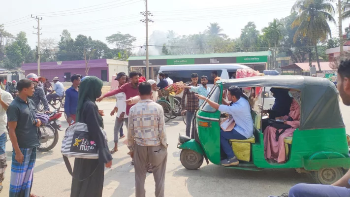 কিছু সিএনজিচালিত অটোরিকশা চললেও প্রতিটি পয়েন্টেই গাড়ি আটকানো হচ্ছে।