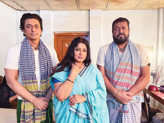 ‘সোনার চর’ সিনেমার শুটিংয়ে মৌসুমী ও ওমর সানীর সঙ্গে জায়েদ খান