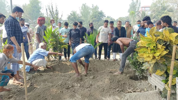 আজগর হোসেন চঞ্চল বেপারীর লাশ কবর থেকে তোলা হয়। ছবি: সংগৃহীত 