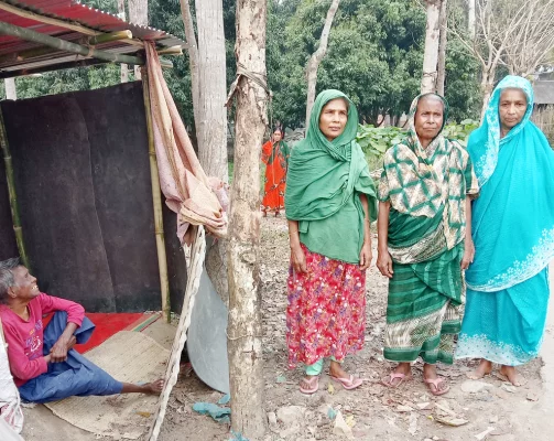 ঝিনাইদহের কোটচাঁদপুর পৌরসভার সলেমানপুর এলাকায় ঝুপড়িঘরে জহুরা খাতুন। ছবি: আজকের পত্রিকা