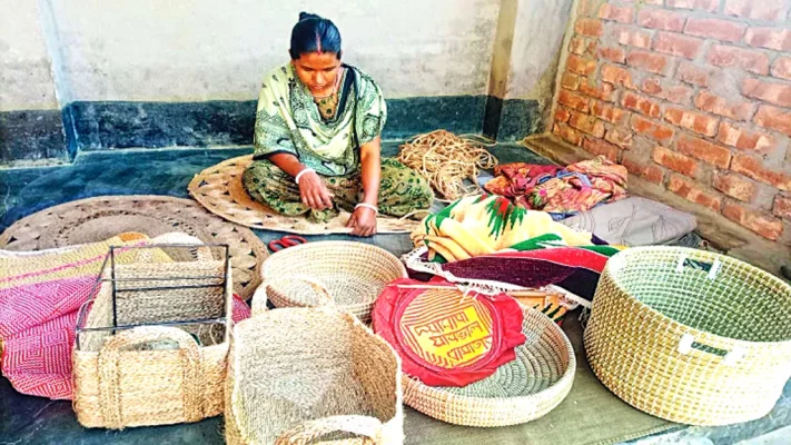 বাড়িতে বসে হস্তশিল্পের কাজ করছেন মমতা রায়