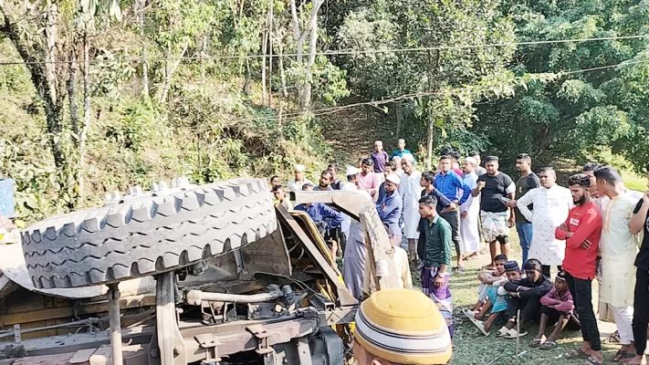 দুর্ঘটনার পর ট্রাক উল্টে যায়। ছবি: আজকের পত্রিকা