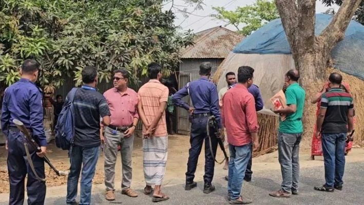 ঘটনাস্থলে গিয়ে পুলিশ পরিস্থিতি নিয়ন্ত্রনে আনে। ছবি: সংগৃহীত 