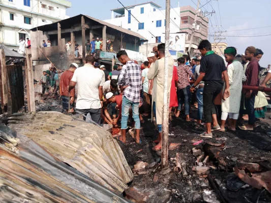 হবিগঞ্জের বাহুবল উপজেলায় ভয়াবহ অগ্নিকাণ্ডে ১৪ দোকান পুড়ে গেছে। ছবি: আজকের পত্রিকা