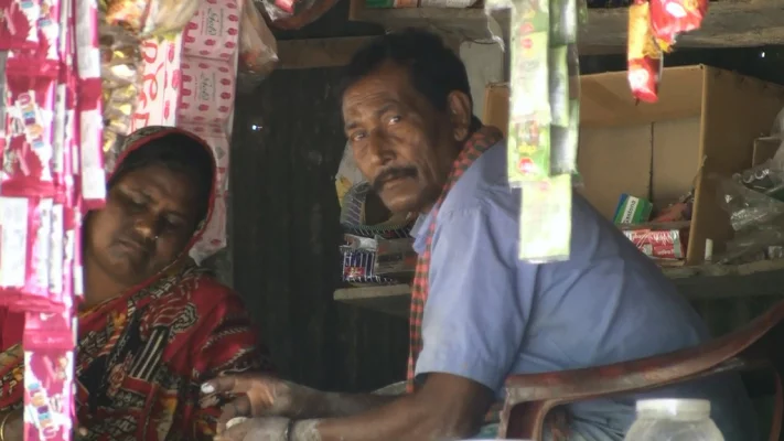 একঘরে করে রাখায় বন্দী জীবন কাটছে নিষেধাজ্ঞা দেওয়া চার পরিবারের। ছবি: আজকের পত্রিকা