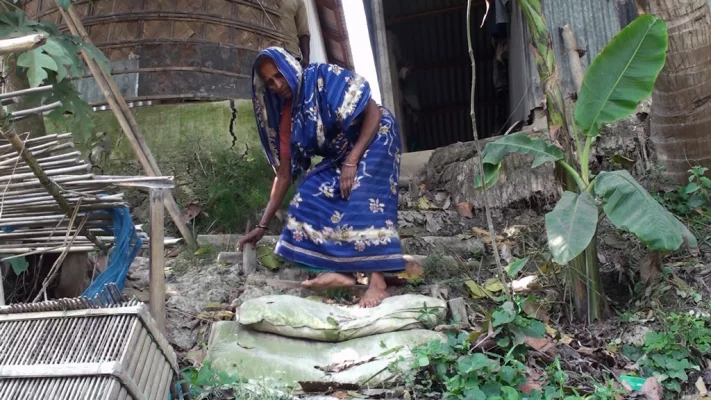 একঘরে করে রাখায় বন্দী জীবন কাটছে নিষেধাজ্ঞা দেওয়া চার পরিবারের। ছবি: আজকের পত্রিকা