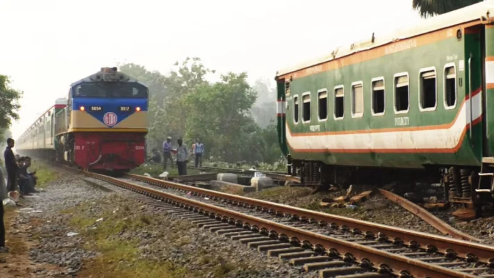 বিজয় এক্সপ্রেস লাইনচ্যুতের ১৬ ঘণ্টা পর চট্টগ্রামের দিকে ট্রেন চলাচল শুরু হয়েছে। ছবি: আজকের পত্রিকা