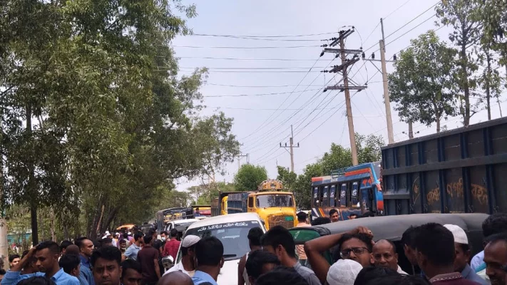 ঘটনাস্থল-সড়ক দুর্ঘটনার পর সড়কে এলাকাবাসীর অবস্থান।