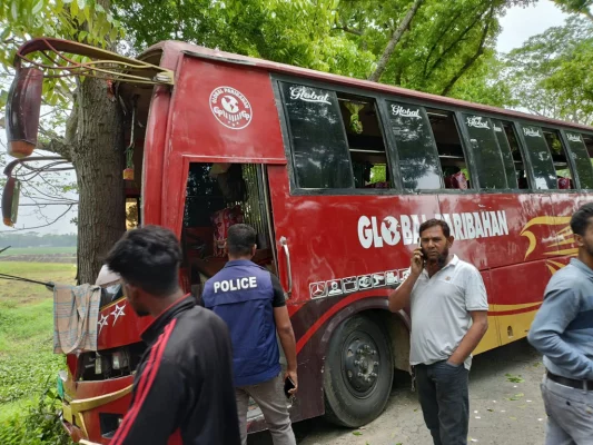 দুর্ঘটনাকবলিত যাত্রীবাহী বাস