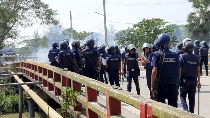 পরিস্থিতি নিয়ন্ত্রণে পুলিশ টিয়ারশেল ছোড়ে। ছবি: আজকের পত্রিকা