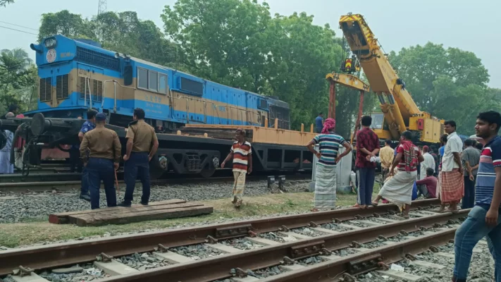 ঈশ্বরদীতে মঙ্গলবার রাতে মালবাহী ও তেলের খালি ওয়াগন বহন করা দুটি ট্রেনের মধ্যে সংঘর্ষ হয়। ছবি: আজকের পত্রিকা