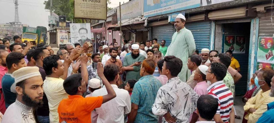 বিক্ষোভ মিছিলে বক্তব্য দেন উপজেলা আওয়ামী লীগের সাবেক সাধারণ সম্পাদক সাইফুল ইসলাম বিজয়। ছবি: আজকের পত্রিকা 