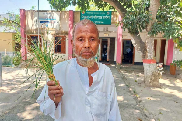 ভুক্তভোগী কৃষক ফজলুর রহমান।