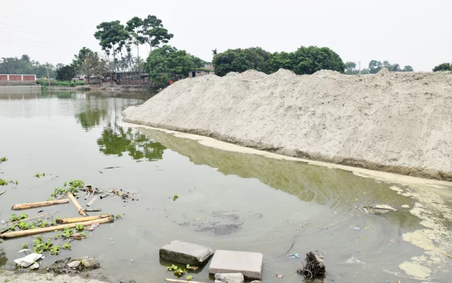 রাজশাহী নগরীর দায়রাপাক মোড় এলাকার পুকুরটি ভরাট করা হচ্ছে