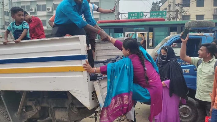 ট্রাক পিক-আপ, নসিমন করিমন, অটোরিকশায় নিজ নিজ গন্তব্যে ছুটছেন অনেক যাত্রী। ছবি: আজকের পত্রিকা 