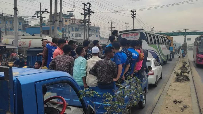 রাস্তায় পর্যাপ্ত পরিমাণে গণপরিবহন না থাকায় ভোগান্তিতে পড়ছে ঘরমুখো যাত্রীরা। ছবি: আজকের পত্রিকা 