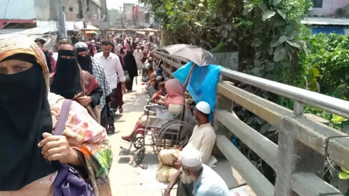 দোহারের জয়পাড়া ব্রিজের ওপর সারি করে বসেছে ভিক্ষুক। ছবি: আজকের পত্রিকা