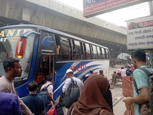 ঢাকা সায়েদাবাদ বাসস্ট্যান্ড থেকে বাস ছাড়লেও নেই যাত্রীর চাপ। ছবি: আজকের পত্রিকা