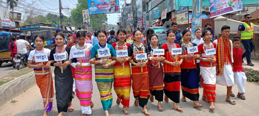 বৈসু উপলক্ষে ঐতিহ্যবাহী পোশাকে কিছু ত্রিপুরা নারী। ছবি: আজকের পত্রিকা