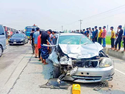 দুর্ঘটনায় দুমড়ে-মুচড়ে যাওয়া প্রাইভেট কার। ছবি: আজকের পত্রিকা