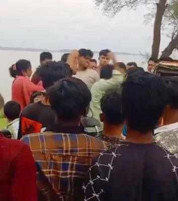 তর্কবিতর্কের একপর্যায়ে উভয়ের মধ্যে হাতাহাতির ঘটনা ঘটে