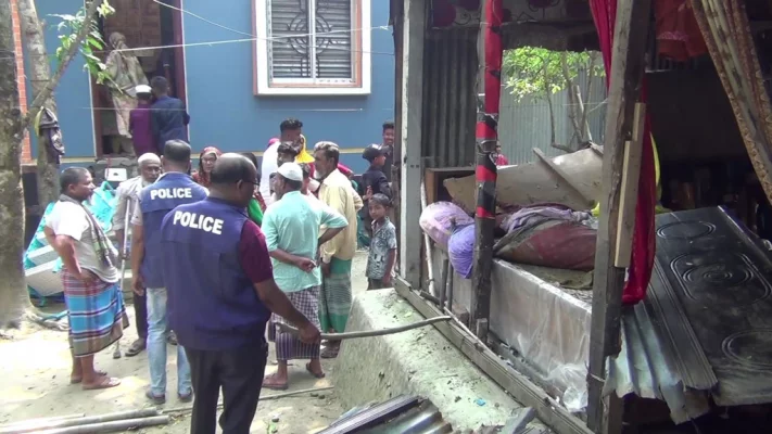 দুই পক্ষের সংঘর্ষে বাসাবাড়িতে হামলা চালানো হয়। ছবি: আজকের পত্রিকা