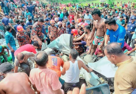 দুমড়েমুচড়ে যাওয়া প্রাইভেট কার। ছবি: আজকের পত্রিকা 